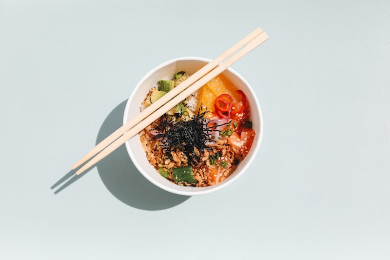 Steak rice bowl with fresh toppings